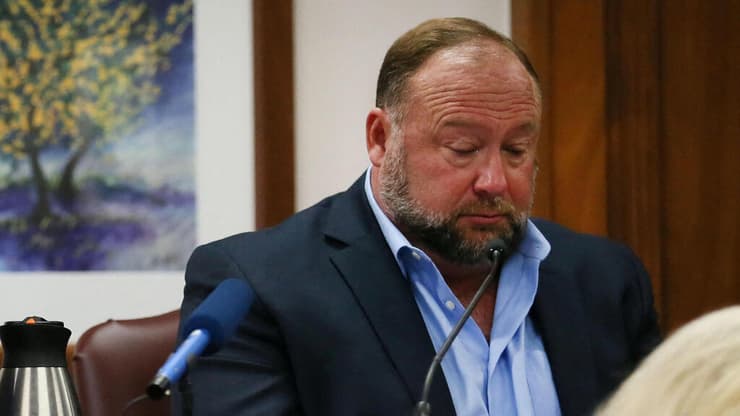 שיקר עד אינסוף ואיבד הכול. אלכס ג'ונס בבית המשפט (צילום: רויטרס ) ארה"ב אלכס ג'ונס מייסד Infowars ב תביעת דיבה על דברי הקונספירציה שלו בעניין טבח סנדי הוק לצדו עורך הדין מארק בנקסטון