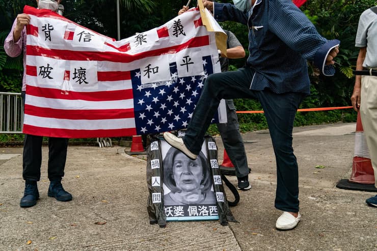 סין טיוואן תומכי סין ב הונג קונג דורכים על תמונת ננסי פלוסי