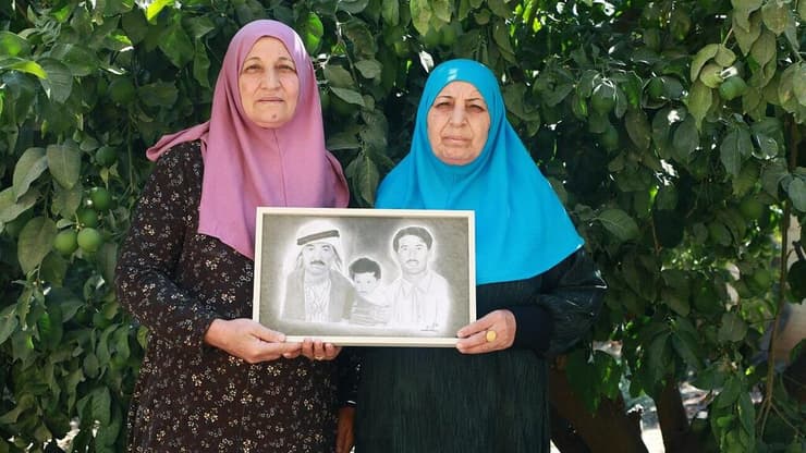זאהר (מימין) ואחותה נדיה, המופיעה בציור כתינוקת יחד עם אביהן ובן דודן שנרצחו בטבח כפר קאסם