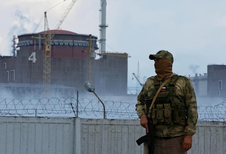 חייל רוסי מחוץ לתחנת הכוח הגרעינית ב זפוריז'יה אוקראינה