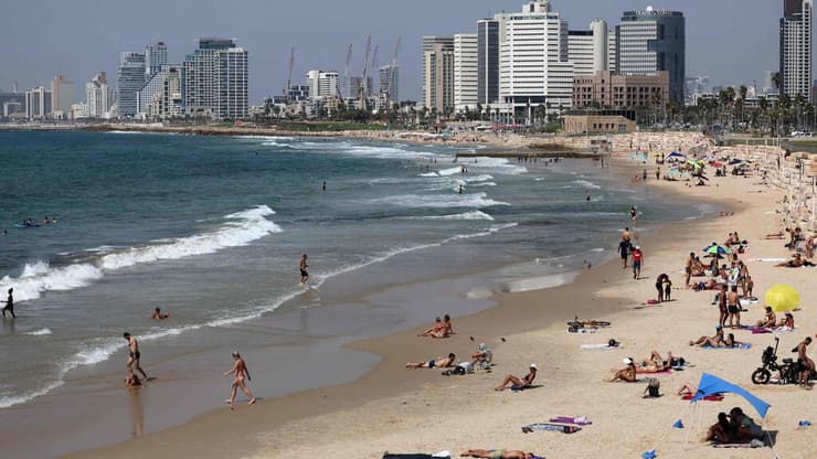 חוף ים תל אביב מתרחצים בזמן מבצע עלות השחר