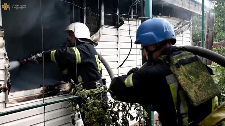 כיבוי אש אחרי תקיפה ב מיקולאייב אוקראינה