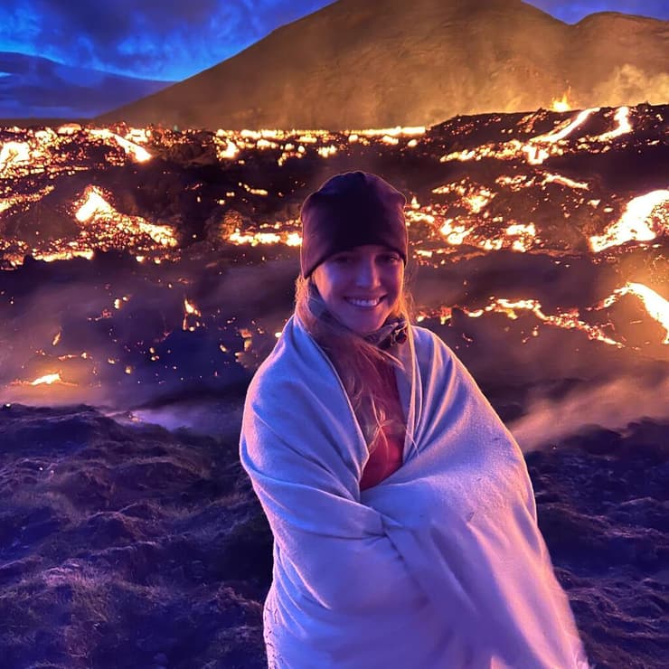 יאנה על רקע הר הגעש