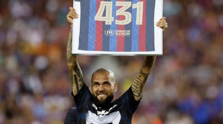 דני אלבס מקבל כבוד מברצלונה (רויטרס) דני אלבס מקבל כבוד מברצלונה