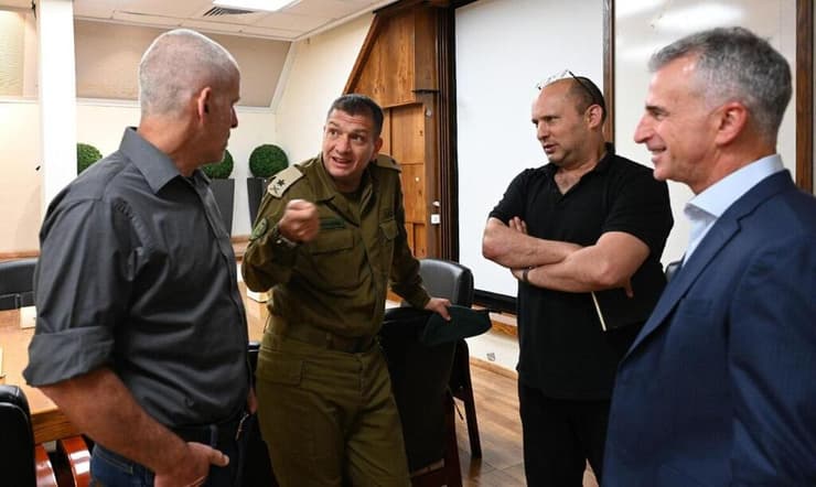 נפתלי בנט עם ראש השב"כ רונן בר וראש המוסד דוד ברנע הערכת מצב בסיום מבצע עלות השחר