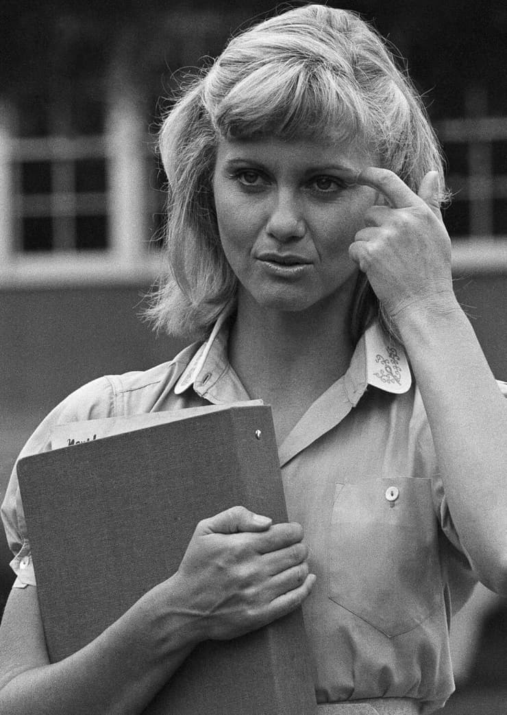 אוליביה ניוטון ג'ון בצילומי הסרט "גריז", ב-1977