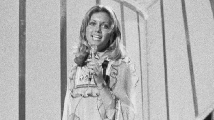 אוליביה ג'ון-ניוטון בחזרה אחרונה לקראת הופעתה באירוויזיון 1974 בבריטניה