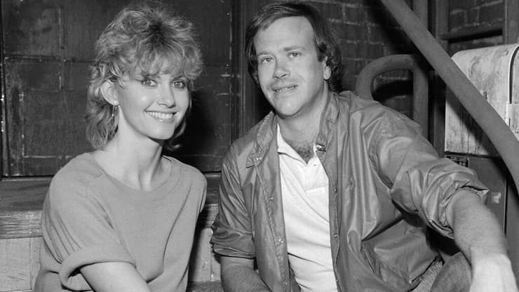 אוליביה ניוטון ג'ון עם המפיק דיק אברסול מאחורי הקלעים של "סאטרדיי נייט לייב", ב-1982
