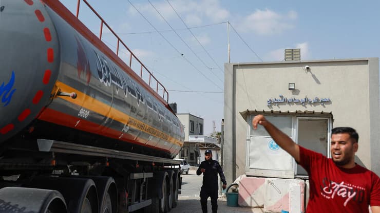 דלק נכנס לרצועה דרך מעבר כרם שלום (צילום: רויטרס) מעבר כרם שלום