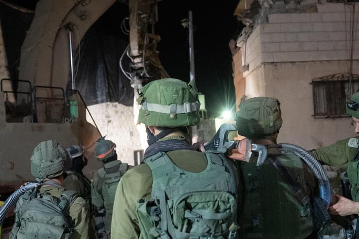 כוחות צה''ל הורסים את בתי המחבלים שרצחו בפיגוע באלעד