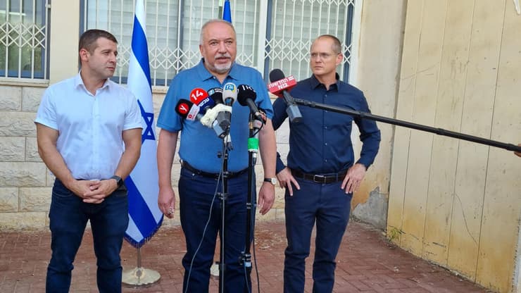 מימין: שר החקלאות עודד פורר, שר האוצר אביגדור ליברמן ויו"ר ועדת הכספים אלכס קושניר בפגישה היום עם ראשי רשויות בעוטף (צילום: רועי עידן) אביגדור ליברמן פגישה עם ראשי רשויות בעוטף