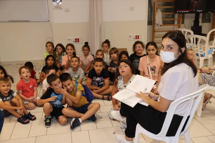 ילדי הרופאים והאחיות בקייטנה ממוגנת בתוך בית החולים 