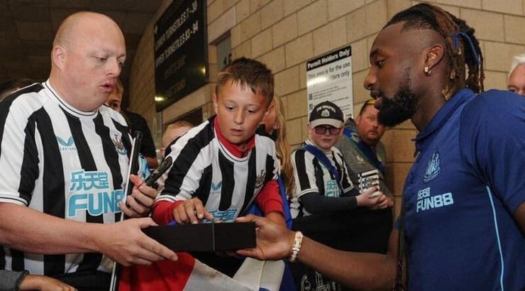 אלן סן-מקסימין מעניק במתנה שעון רולקס לאוהד ניוקאסל (אינסטגרם) אלן סן-מקסימין מעניק במתנה שעון רולקס לאוהד ניוקאסל