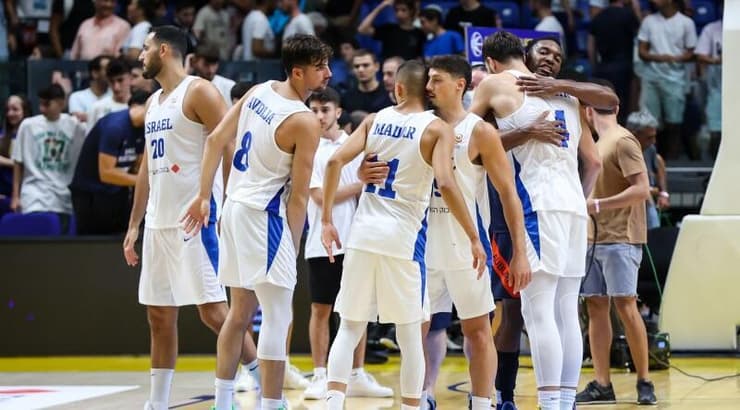 שחקני נבחרת ישראל חוגגים (איציק בלניצקי) שחקני נבחרת ישראל חוגגים