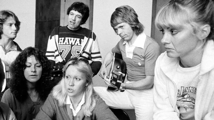 אוליביה ניוטון ג'ון בחזרה עם חברי להקת אבבא, ב-1978