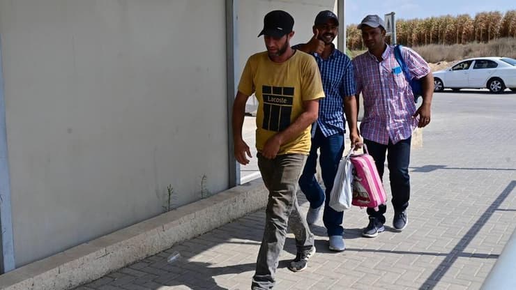 תושבים עזתיים חוזרים לרצועה (צילום: נדב אבס) מחסום ארז