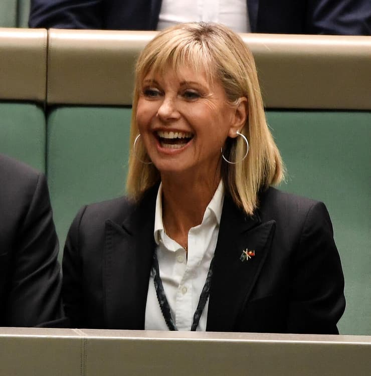 אוליביה ניוטון ג'ון יושבת במקומות המוקדשים לציבור בפרלמנט האוסטרלי, ב-2019