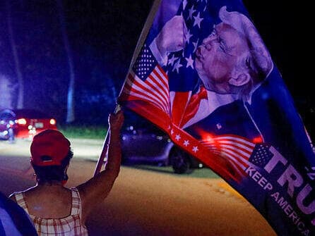 תומכים נשיא ארה"ב לשעבר דונלד טראמפ אחוזה מאר א-לאגו פלורידה פשיטה