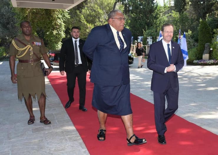 נשיא המדינה יצחק הרצוג עם נשיא פיג'י ראטו ויליאם קטוניוורה 