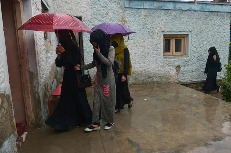 בית ספר סודי ל נערות תלמידות ב אפגניסטן עקב איסור שהטיל ה טליבאן על לימודי נערות