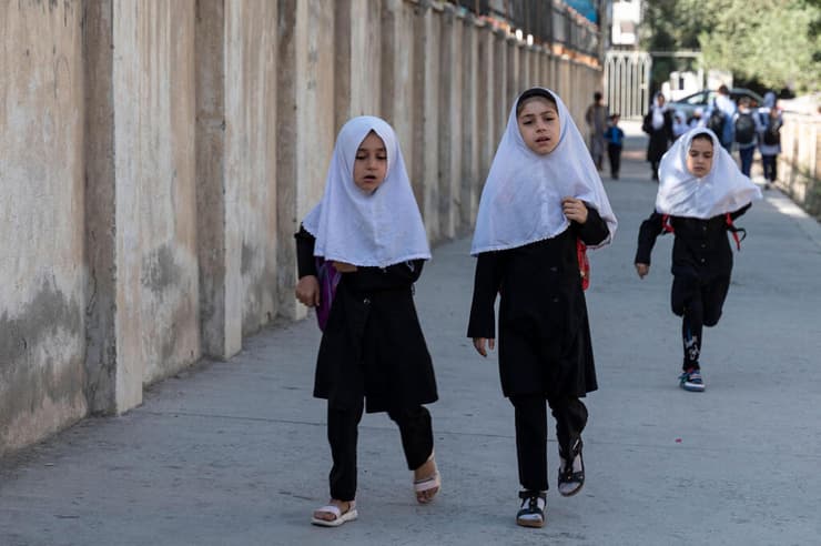 תלמידות ילדות הולכות ל בית ספר יסודי ב בקאבול אפגניסטן