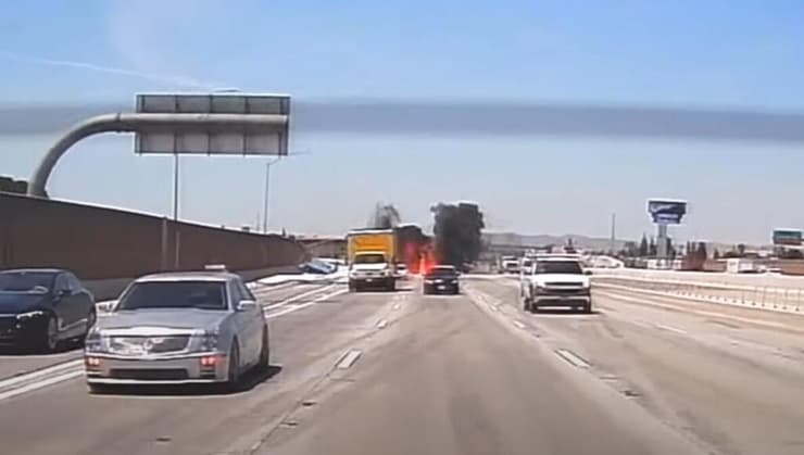 תיעוד של מטוס קל מבצע נחיתת חירום נחיתה ומתרסק ב כביש מהיר ב מחוז ריברסייד ב קליפורניה ארה"ב
