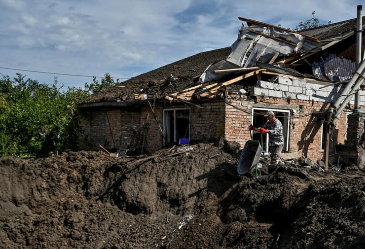 הריסות כפר במחוז זפוריז'יה ב אוקראינה אחרי הפצצה רוסית
