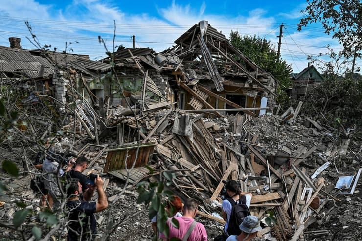 הריסות כפר במחוז זפוריז'יה ב אוקראינה אחרי הפצצה רוסית