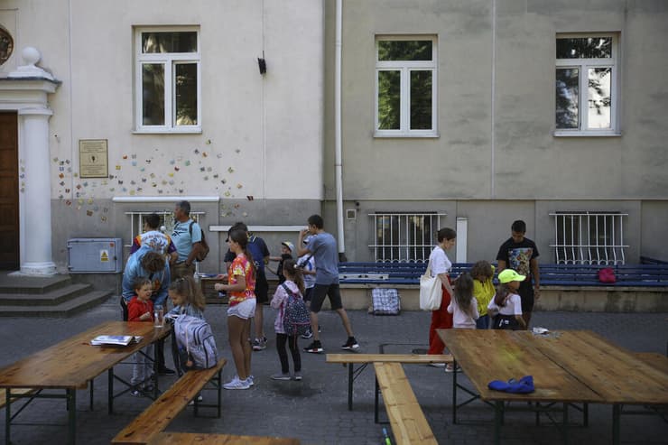 פליטים אוקראיניים מחוץ לבית ספר בוורשה