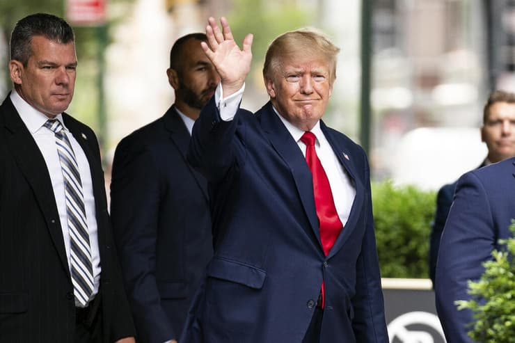 נשיא ארה"ב לשעבר דונלד טראמפ יוצא מ מגדל טראמפ ב ניו יורק 