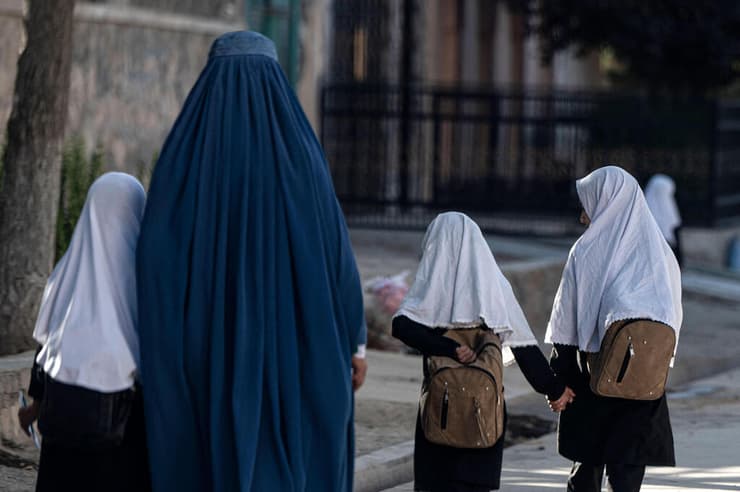 תלמידות ילדות הולכות ל בית ספר יסודי ב בקאבול אפגניסטן