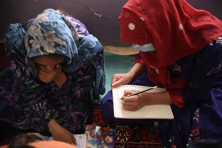בית ספר סודי ל נערות תלמידות ב אפגניסטן עקב איסור שהטיל ה טליבאן על לימודי נערות