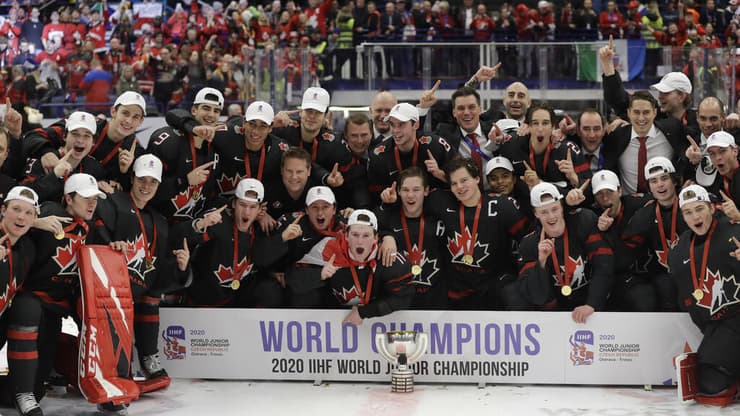 שחקני נבחרת קנדה עד גיל 20 חוגגים זכייה באליפות העולם