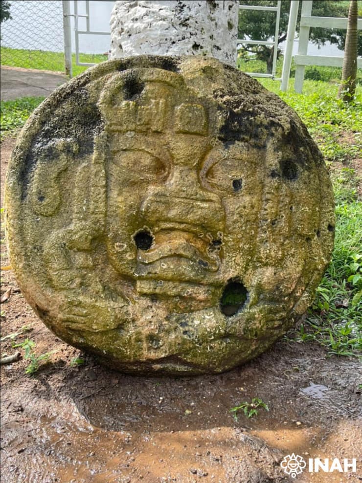 תבליט של שליט מהתרבות האולמקית העתיקה במקסיקו