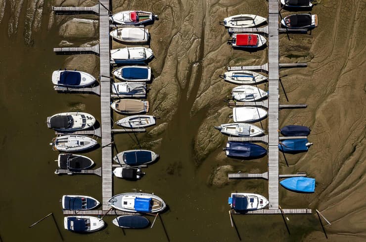 סירות על בוץ באזור שהתייבש בכפר בושכם ב הולנד