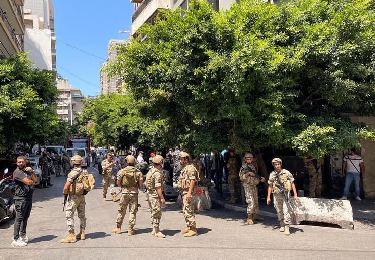 לבנון משבר כלכלי ביירות סניף בנק בני ערובה גבר חמוש דורש למשוך כסף מ חסכונותיו