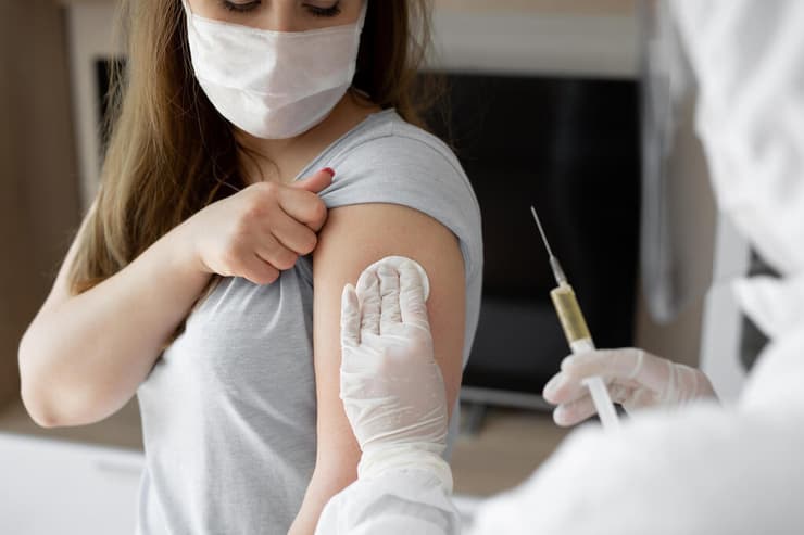 אישה עושה חיסון קורונה