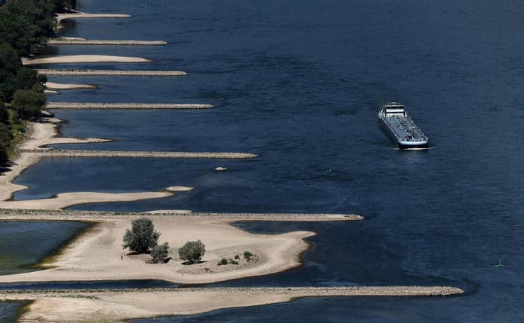 ספינת סוחר ב נהר הריין ריין ב גרמניה שמפלס המים בו יורד עקב בצורת