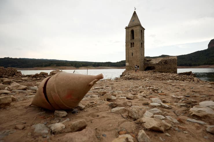 כנסייה עתיקה שנחשפה בעקבות ירידת מפלס מים ב מאגר צפונית לב ברצלונה ספרד