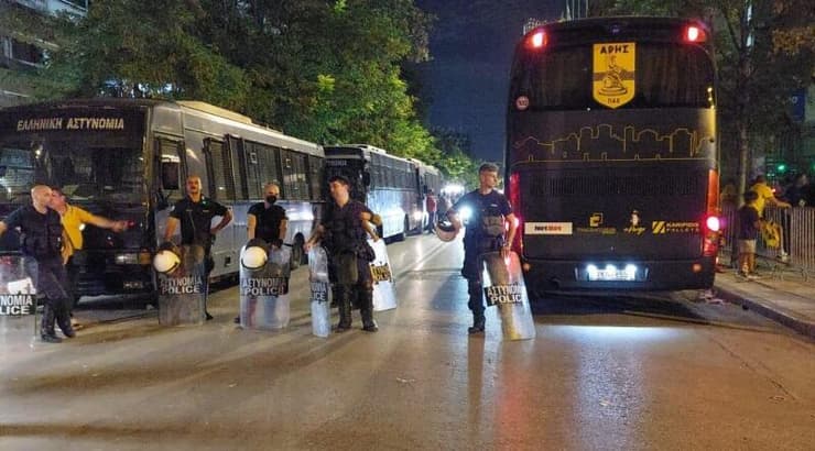 שמירה על האוטובוס של מכבי ת"א ביוון (ראובן שוורץ) שמירה על האוטובוס של מכבי ת"א ביוון