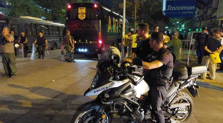 שמירה על האוטובוס של מכבי ת"א ביוון (ראובן שוורץ) שמירה על האוטובוס של מכבי ת"א ביוון