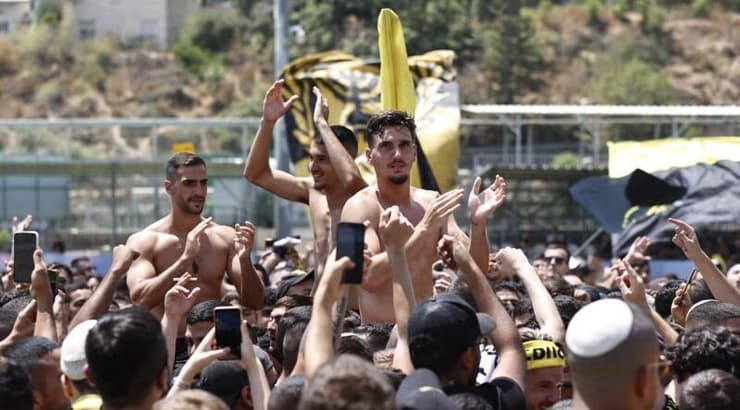 ירדן שועה ושחקני בית"ר על כתפיי האוהדים