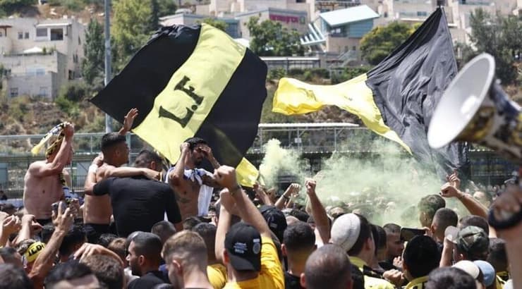 שחקני בית"ר ירושלים על כתפיי האוהדים