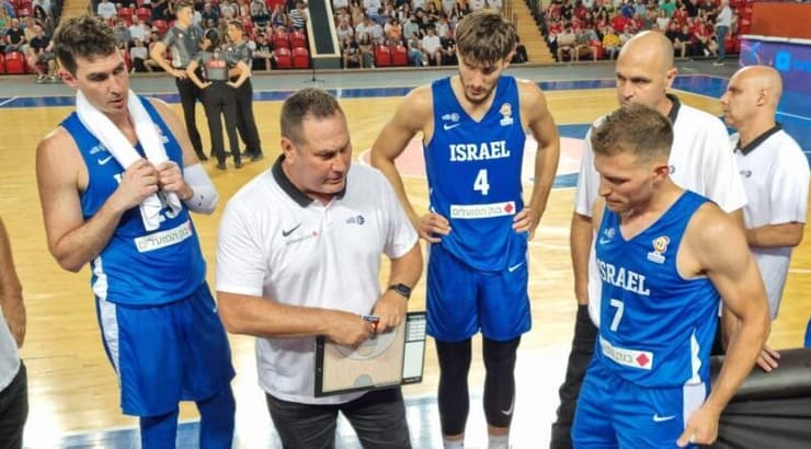 גיא גודס ושחקני נבחרת ישראל
