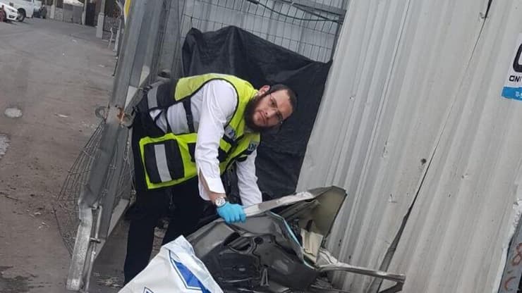 שלום תושב ירושלים מתנדב זק"א טיפל בפצועה בתאונת אוטובוס