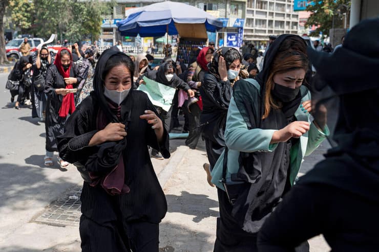 אפגניסטן הפגנת נשים שנה ל שלטון טליבאן לוחמי טליבאן ירו באוויר ו היכו