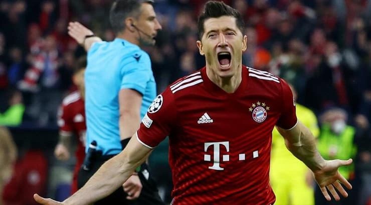 רוברט לבנדובסקי חוגג במדי באיירן מינכן. היה השחקן הפורה באירופה בשנים האחרונות