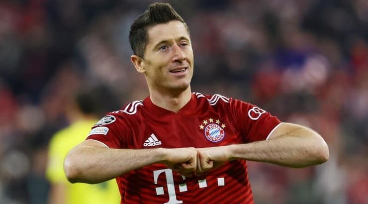 רוברט לבנדובסקי חוגג במדי באיירן מינכן. נהיה לו קל מדי בגרמניה