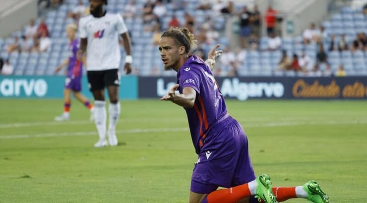 נולד להורים מאלג'יריה. ברהימי