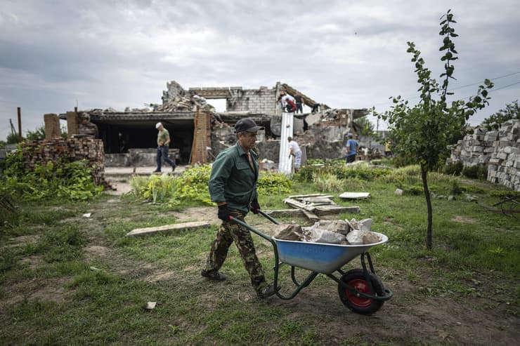 מפנים הריסות ב כפר ליד צ'רניהיב בעקבות הפגזה רוסית אוקראינה רוסיה מלחמה